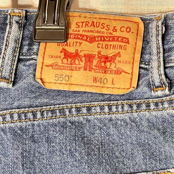 Levi’s 550 denim shorts size 40 relaxed fit inseam 10” - Picture 3 of 5